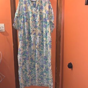 Miss Elaine Lounge gown w/ pockets Size OS fits most
